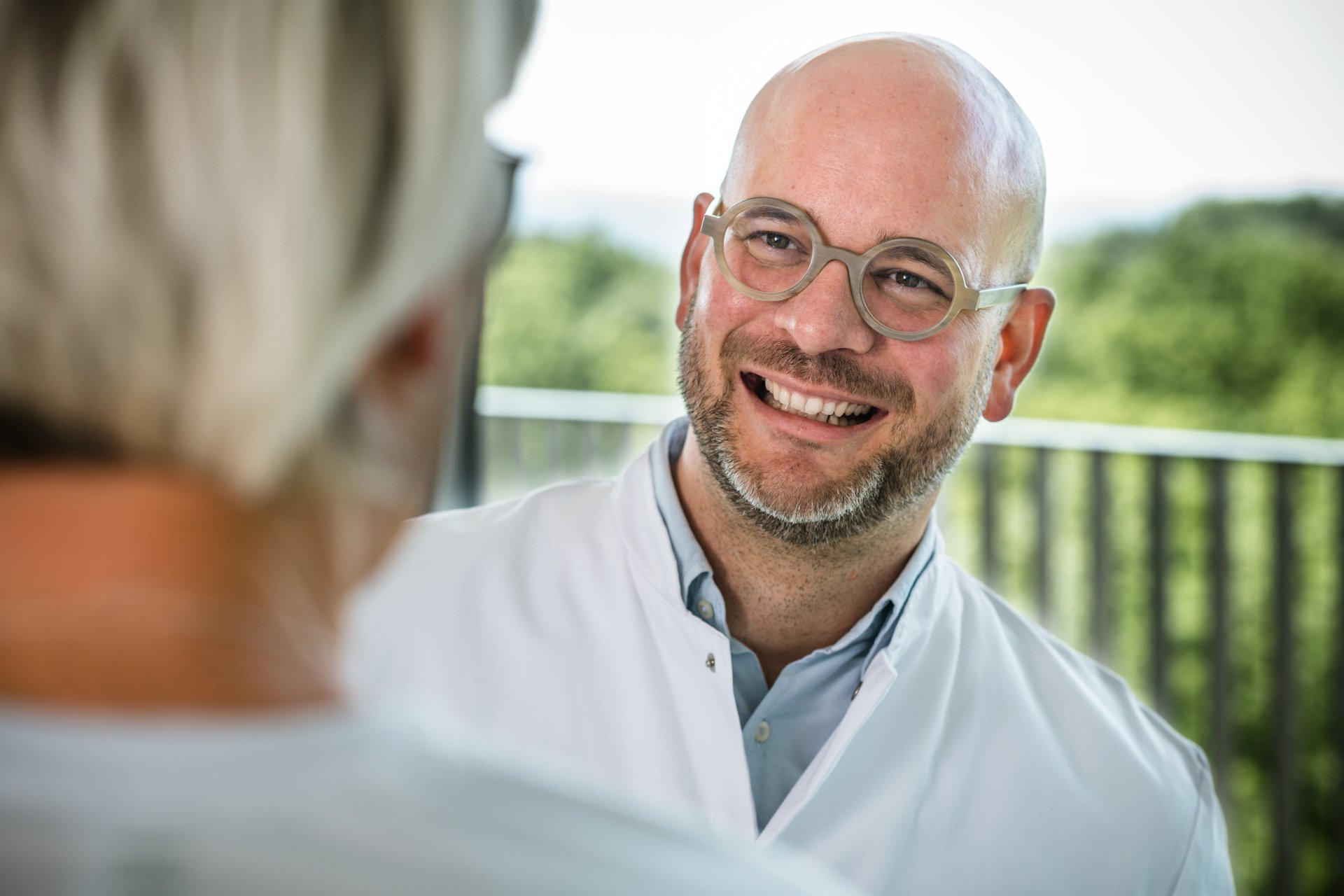 Oberarzt René Trabold mit Patientin