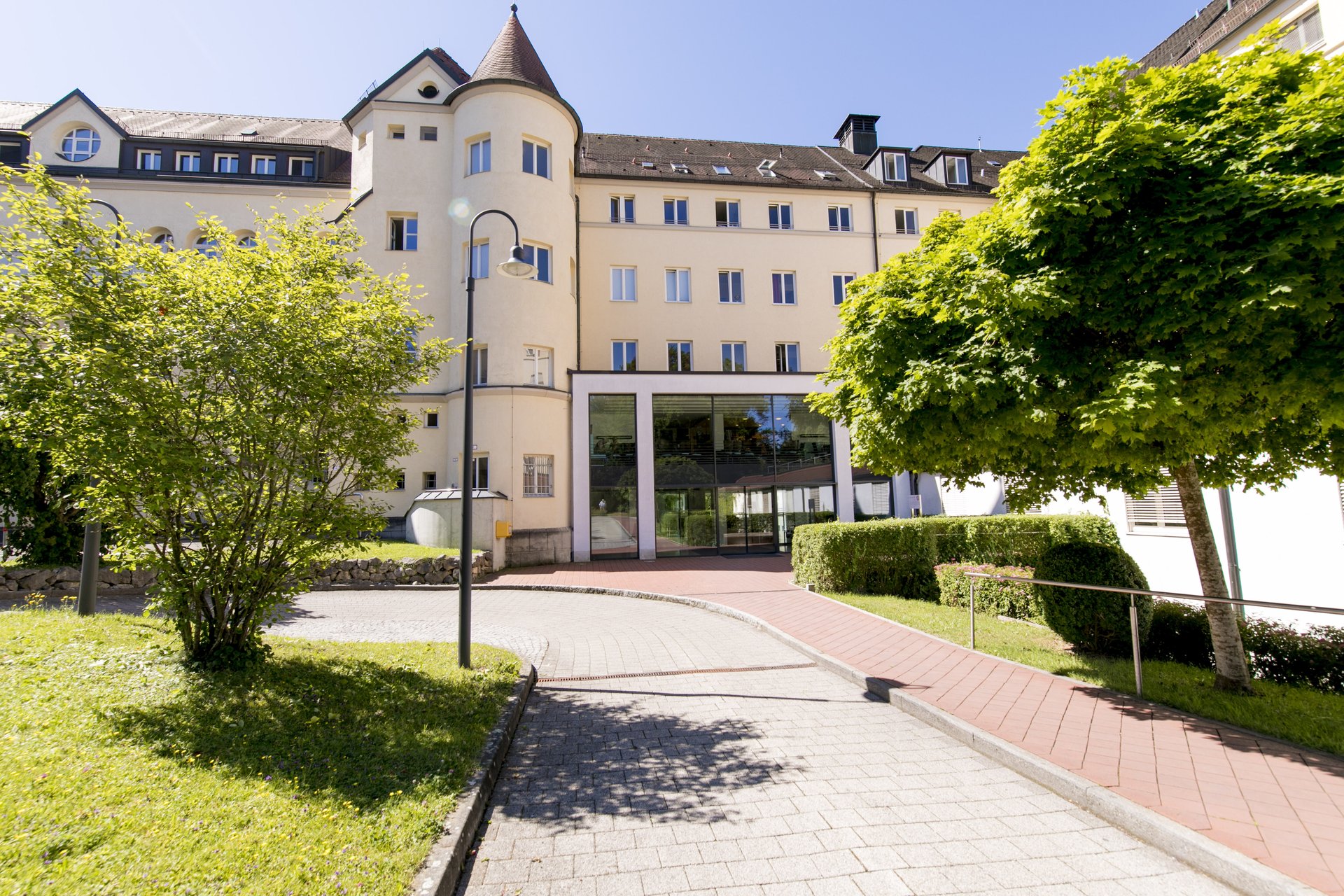 Außenansicht Benedictus Krankenhaus Tutzing