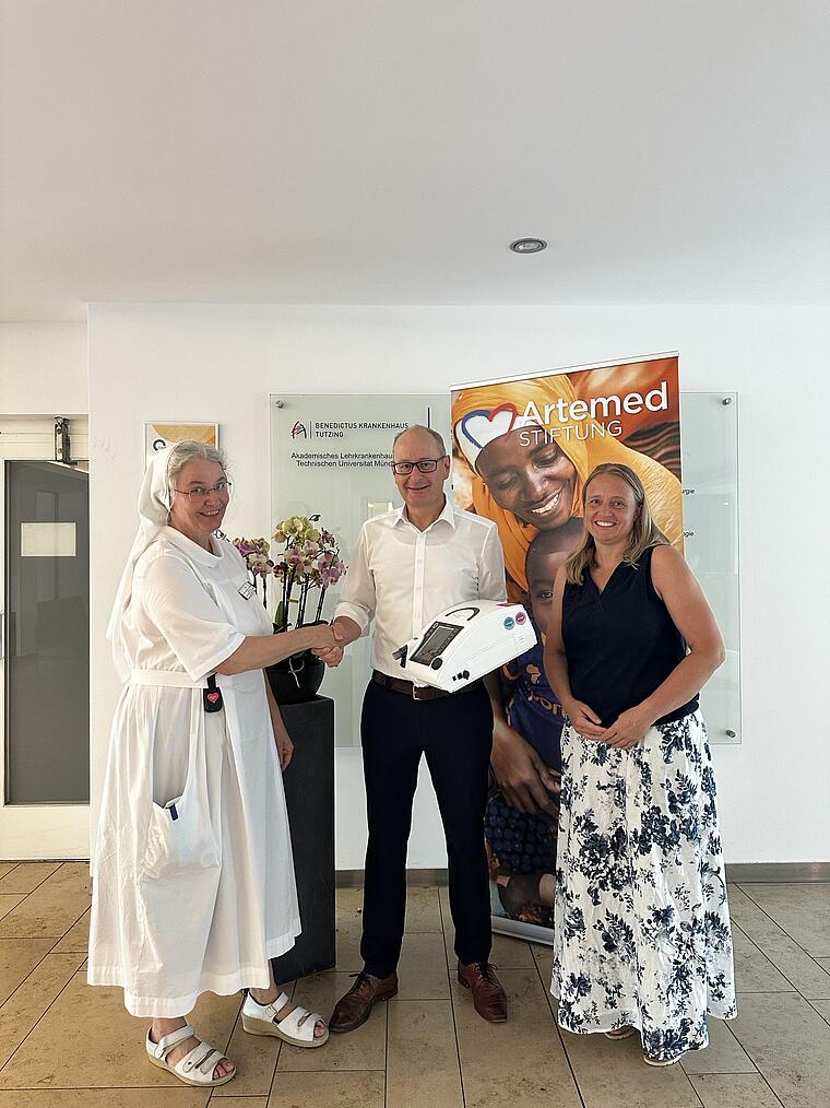 Dr. Hofmann, Herr Bosch und Frau Ratton bei der Übergabe der Beatmungsgeräte